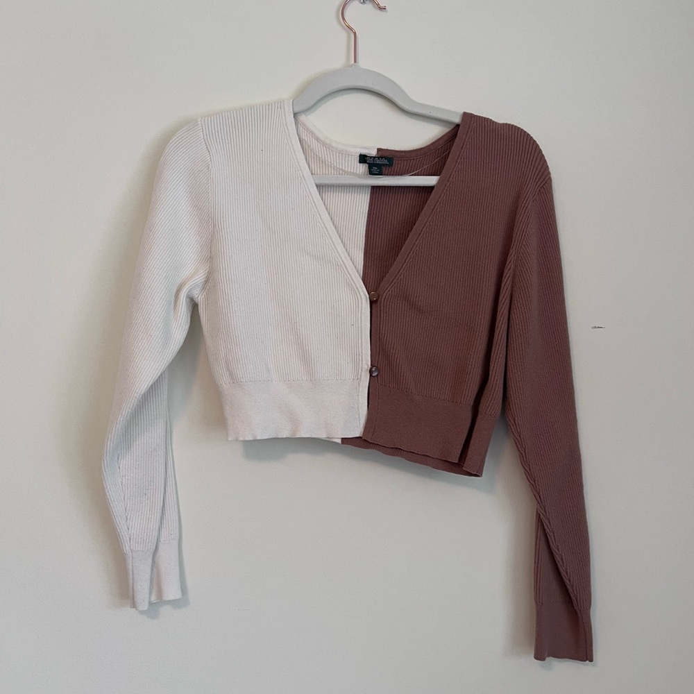 Wild Fable button up cropped sweater. dual toned color block
